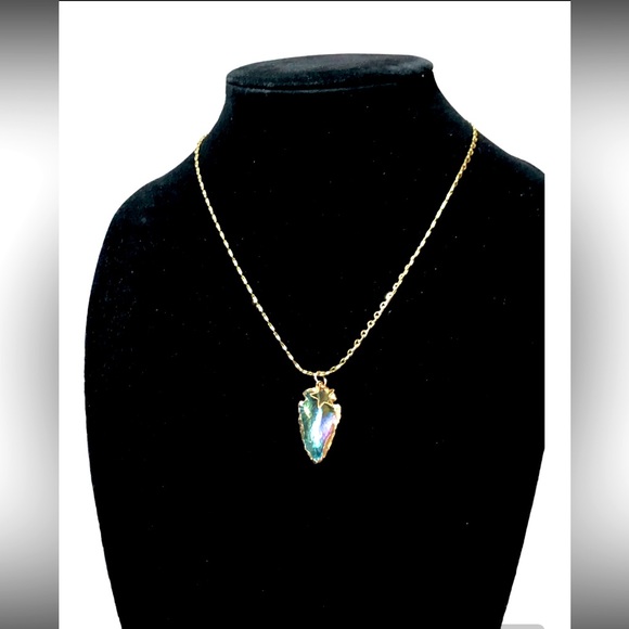 Hand Crafted Titanium Apple Green Quartz Hammered Arrowhead Pendant Necklace - Picture 3 of 6